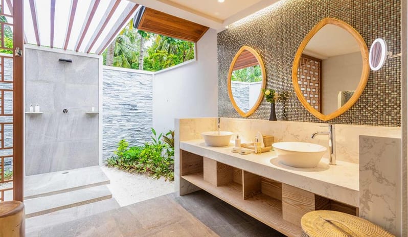 Lily Beach - Beach Suite with Jacuzzi  Bathroom Outdoor